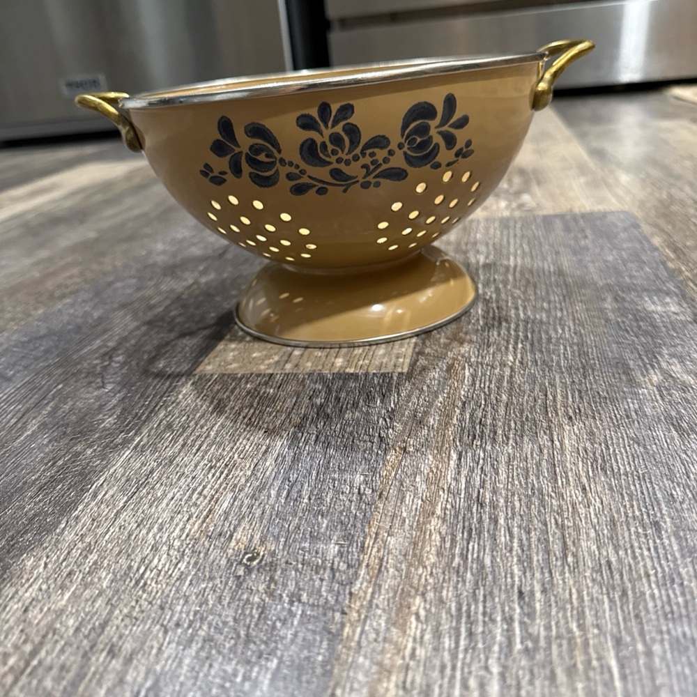 Pfaltzgraff Enamel Folk Art Pattern Tan Colander Blue Floral. Gold handles